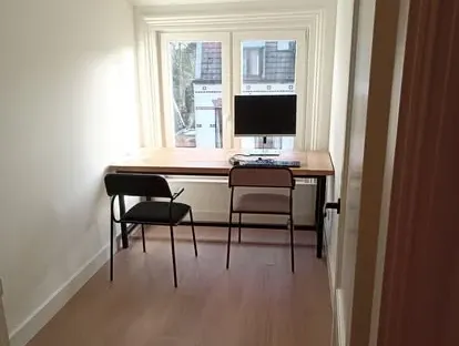 Vernieuwde woonruimte met zorgvuldig schilder- en afbouwwerk.