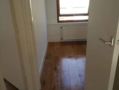 Vernieuwde woonruimte met zorgvuldig schilder- en afbouwwerk.