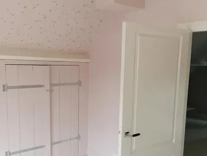 Vernieuwde woonruimte met zorgvuldig schilder- en afbouwwerk.