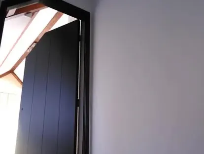 Vernieuwde woonruimte met zorgvuldig schilder- en afbouwwerk.