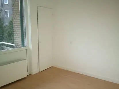 Vernieuwde woonruimte met zorgvuldig schilder- en afbouwwerk.