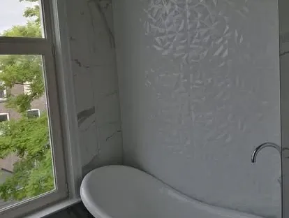 Vernieuwde woonruimte met zorgvuldig schilder- en afbouwwerk.
