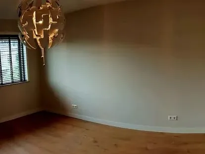 Vernieuwde woonruimte met zorgvuldig schilder- en afbouwwerk.