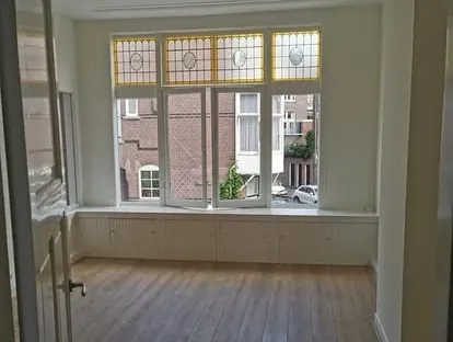 Vernieuwde woonruimte met zorgvuldig schilder- en afbouwwerk.
