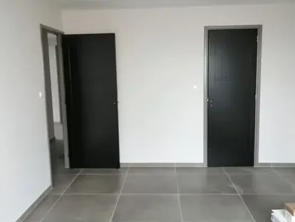 Vernieuwde woonruimte met zorgvuldig schilder- en afbouwwerk.