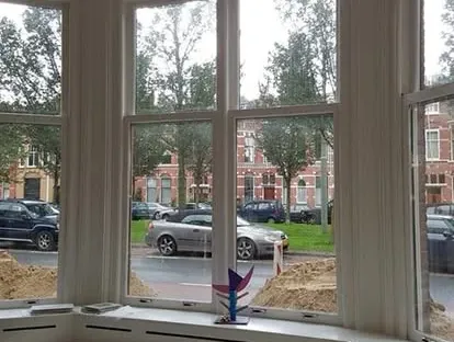 Vernieuwde woonruimte met zorgvuldig schilder- en afbouwwerk.