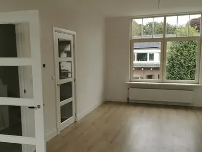 Professionele afwerking van wanden, plafonds, deuren en houtwerk.