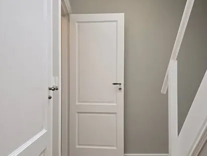 Professionele afwerking van wanden, plafonds, deuren en houtwerk.