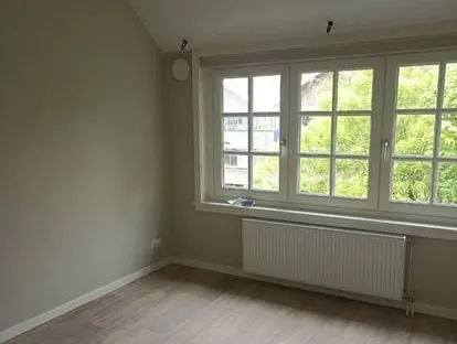 Vernieuwde woonruimte met zorgvuldig schilder- en afbouwwerk.