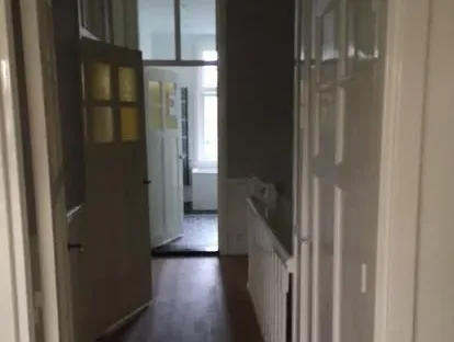 Vernieuwde woonruimte met zorgvuldig schilder- en afbouwwerk.
