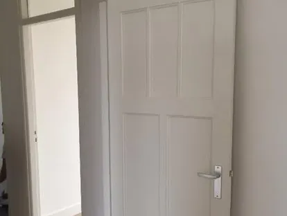 Vernieuwde woonruimte met zorgvuldig schilder- en afbouwwerk.