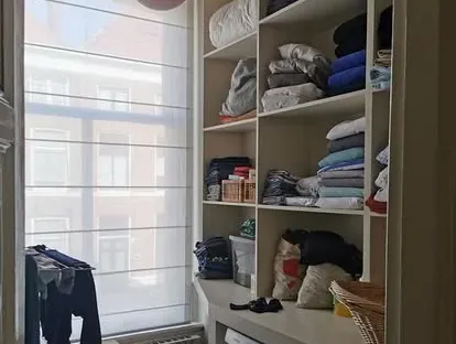 Vernieuwde woonruimte met zorgvuldig schilder- en afbouwwerk.
