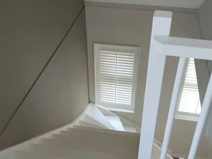 Vernieuwde woonruimte met zorgvuldig schilder- en afbouwwerk.
