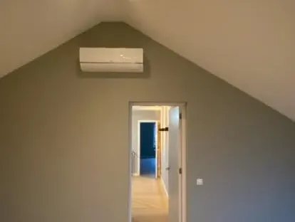 Vernieuwde woonruimte met zorgvuldig schilder- en afbouwwerk.
