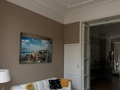Vernieuwde woonruimte met zorgvuldig schilder- en afbouwwerk.