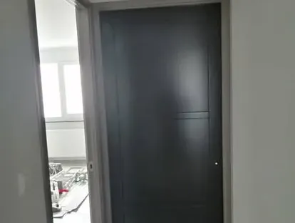 Vernieuwde woonruimte met zorgvuldig schilder- en afbouwwerk.