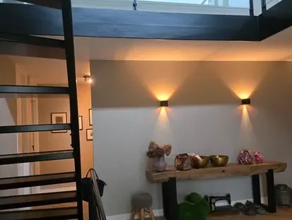 Vernieuwde woonruimte met zorgvuldig schilder- en afbouwwerk.