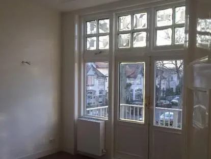 Vernieuwde woonruimte met zorgvuldig schilder- en afbouwwerk.