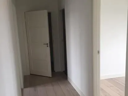 Vernieuwde woonruimte met zorgvuldig schilder- en afbouwwerk.