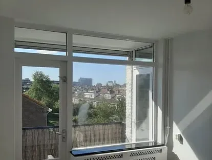 Vernieuwde woonruimte met zorgvuldig schilder- en afbouwwerk.