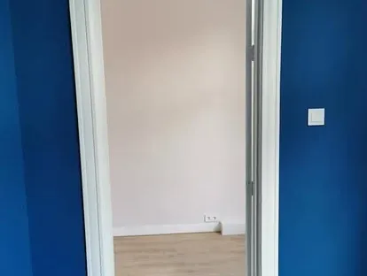 Professionele afwerking van wanden, plafonds, deuren en houtwerk.