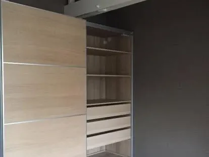 Professionele afwerking van wanden, plafonds, deuren en houtwerk.