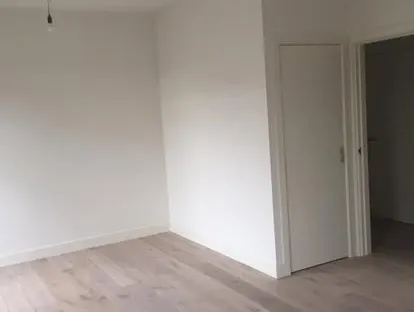Vernieuwde woonruimte met zorgvuldig schilder- en afbouwwerk.