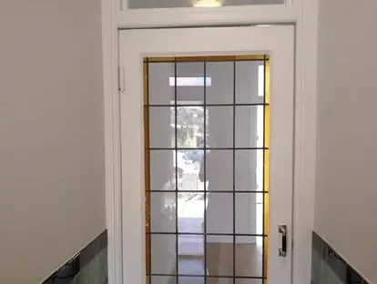 Vernieuwde woonruimte met zorgvuldig schilder- en afbouwwerk.