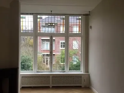 Professionele afwerking van wanden, plafonds, deuren en houtwerk.