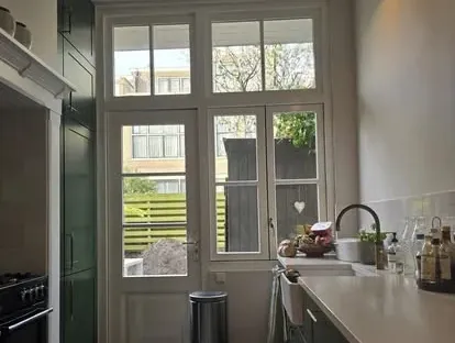 Vernieuwde woonruimte met zorgvuldig schilder- en afbouwwerk.