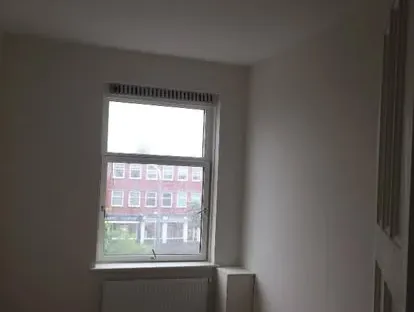 Vernieuwde woonruimte met zorgvuldig schilder- en afbouwwerk.
