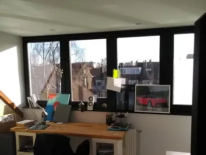 Vernieuwde woonruimte met zorgvuldig schilder- en afbouwwerk.