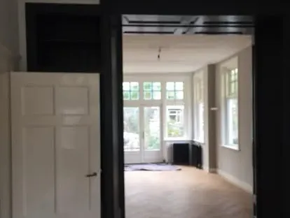 Vernieuwde woonruimte met zorgvuldig schilder- en afbouwwerk.