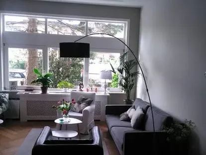 Vernieuwde woonruimte met zorgvuldig schilder- en afbouwwerk.