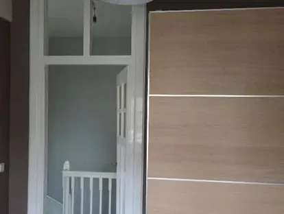 Vernieuwde woonruimte met zorgvuldig schilder- en afbouwwerk.