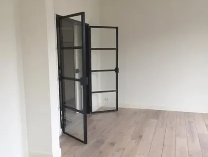 Vernieuwde woonruimte met zorgvuldig schilder- en afbouwwerk.