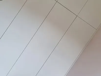 Vernieuwde woonruimte met zorgvuldig schilder- en afbouwwerk.