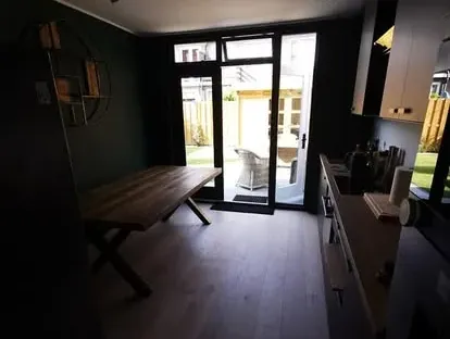 Vernieuwde woonruimte met zorgvuldig schilder- en afbouwwerk.