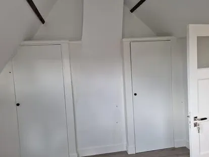 Professionele afwerking van wanden, plafonds, deuren en houtwerk.