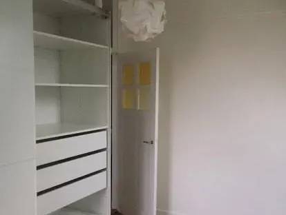 Vernieuwde woonruimte met zorgvuldig schilder- en afbouwwerk.