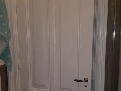 Vernieuwde woonruimte met zorgvuldig schilder- en afbouwwerk.