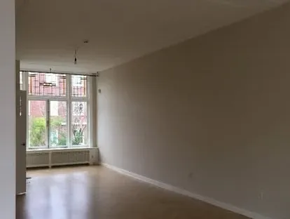 Vernieuwde woonruimte met zorgvuldig schilder- en afbouwwerk.