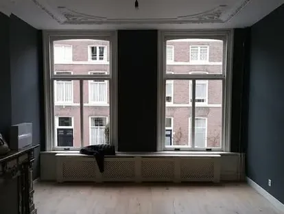Vernieuwde woonruimte met zorgvuldig schilder- en afbouwwerk.