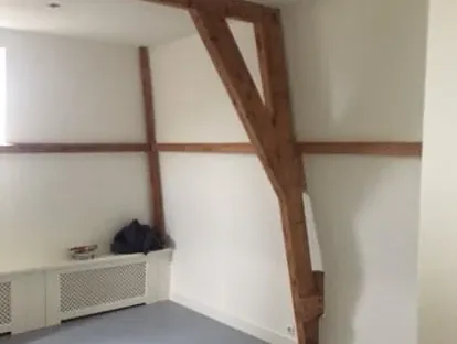 Vernieuwde woonruimte met zorgvuldig schilder- en afbouwwerk.