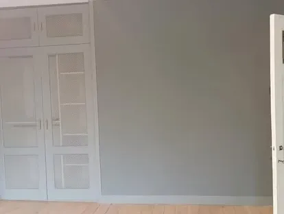 Vernieuwde woonruimte met zorgvuldig schilder- en afbouwwerk.