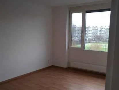 Vernieuwde woonruimte met zorgvuldig schilder- en afbouwwerk.