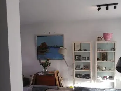 Vernieuwde woonruimte met zorgvuldig schilder- en afbouwwerk.