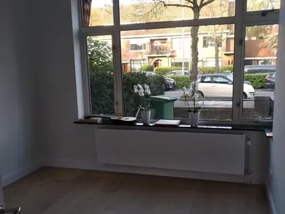 Vernieuwde woonruimte met zorgvuldig schilder- en afbouwwerk.