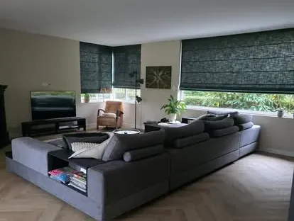 Vernieuwde woonruimte met zorgvuldig schilder- en afbouwwerk.