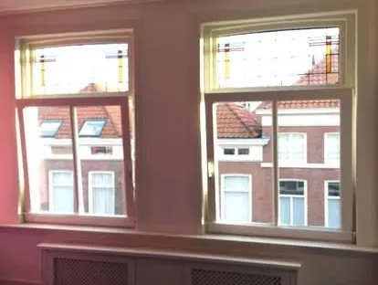 Vernieuwde woonruimte met zorgvuldig schilder- en afbouwwerk.